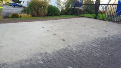 Parkeerplaats bestraat bij een bedrijf in regio Meppel