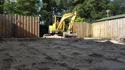 Mini kraan en mini shovel scheelt wat handwerk voor de voor bewerking van de bestrating